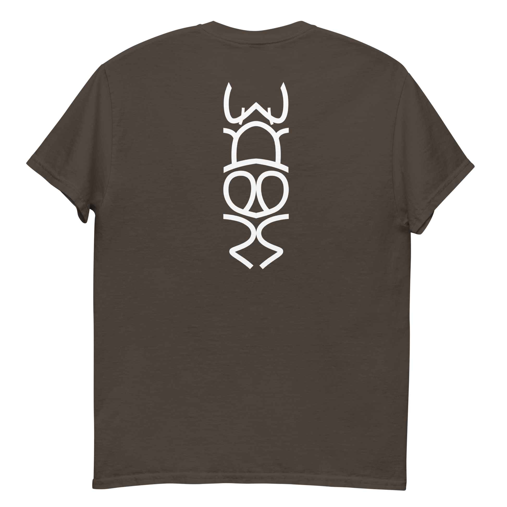 T-Shirt „Silent Symbol“ von NPKF Studio – Rückseite in Dark Chocolate mit vertikalem, weißen NPKF-Schriftzug als grafische Skulptur.
