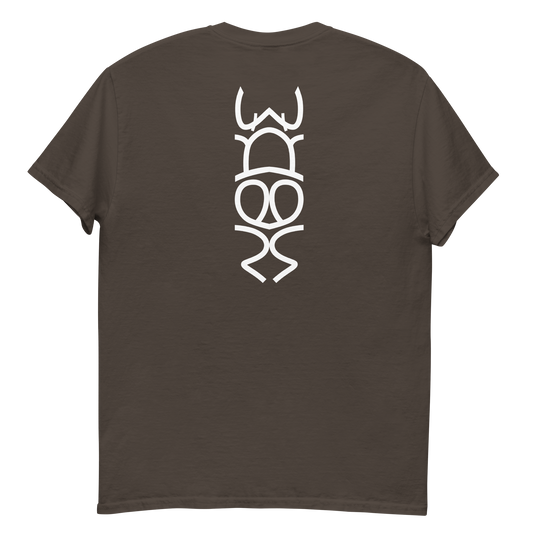 T-Shirt „Silent Symbol“ von NPKF Studio – Rückseite in Dark Chocolate mit vertikalem, weißen NPKF-Schriftzug als grafische Skulptur.