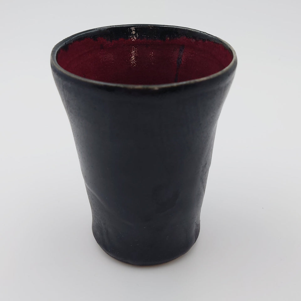 Becher schwarz/rot
