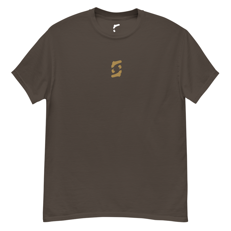 T-Shirt „Mirror Symbol“ von NPKF Studio in Dunkelbraun – gesticktes, braunes Emblem auf der Brust, inspiriert von stillen Formen.