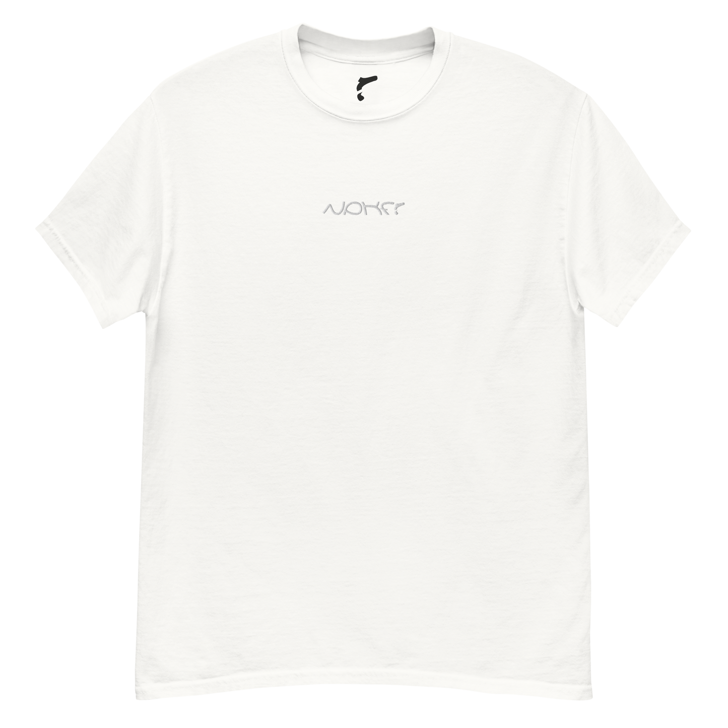 T-Shirt „Walled Flow“ von NPKF Studio in Weiß – gesticktes NPKF-Logo auf der Brust, minimalistisch und reduziert.