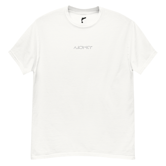 T-Shirt „Walled Flow“ von NPKF Studio in Weiß – gesticktes NPKF-Logo auf der Brust, minimalistisch und reduziert.